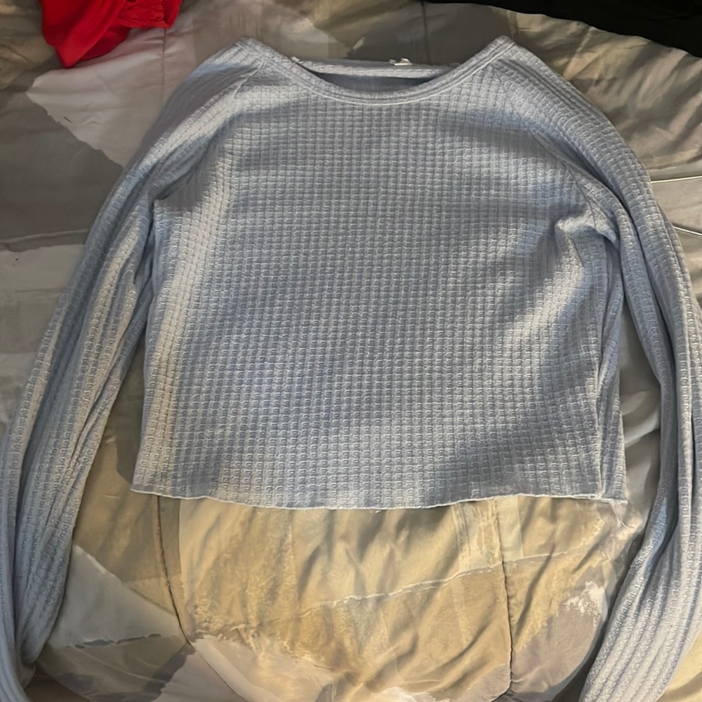 Im selling a blue crop top long sleeve there is so tag but i belive its a small